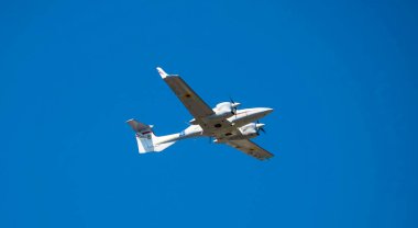 Kyiv, Ukrayna 24 Ağustos 2021: DA-42 uçakları Ukrayna 'nın 30 yıllık bağımsızlığını Kiev üzerinde kutluyor