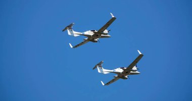 Kyiv, Ukrayna 24 Ağustos 2021: DA-42 uçakları Ukrayna 'nın 30 yıllık bağımsızlığını Kiev üzerinde kutluyor