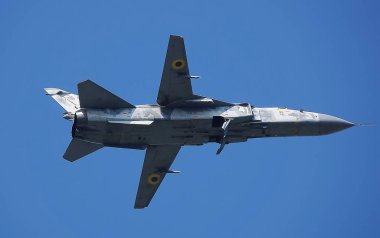 Kyiv, Ukrayna 24 Ağustos 2021: Su-24M bombacısı Ukrayna 'nın 30 yıllık bağımsızlığını Kiev semalarında kutladı