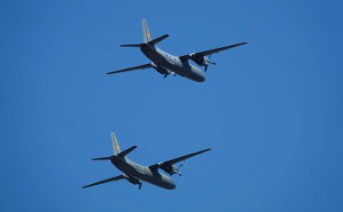 Kyiv, Ukrayna 24 Ağustos 2021: An-26 askeri nakliye uçağı Ukrayna 'nın 30 yıllık bağımsızlığını Kiev üzerinde gökyüzünde kutluyor