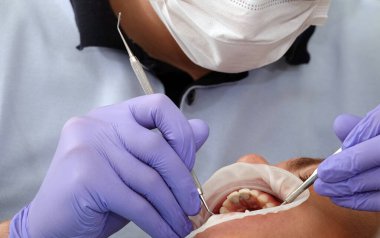 Kiev, Ukrayna 22 Ağustos 2020: Diş hekimi bir hastayla yakından ilgileniyor