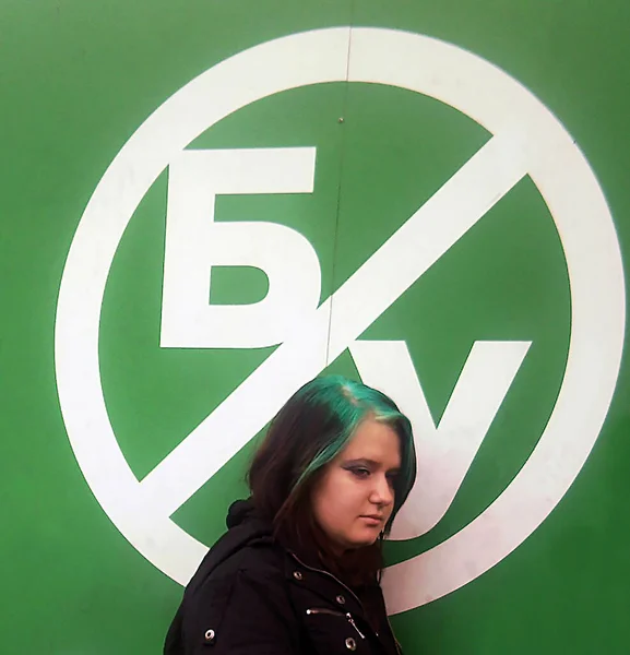 Kiev Oekraïne Februari 2019 Een Meisje Met Groen Haar Achtergrond — Stockfoto