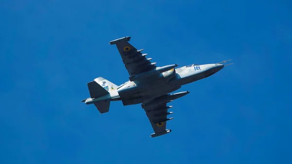 Kyiv, Ukrayna 24 Ağustos 2021: Su-25 saldırı uçakları Ukrayna 'nın 30 yıllık bağımsızlığını Kiev üzerinde kutluyor