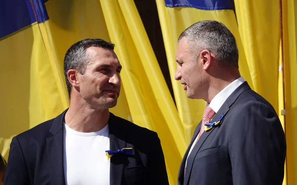 2020年8月23日 乌克兰基辅 基辅维塔利 克里琴科市长和他的兄弟Wladimir Klitschko世界拳击冠军向人民发表的纪念乌克兰国旗的演讲 — 图库照片