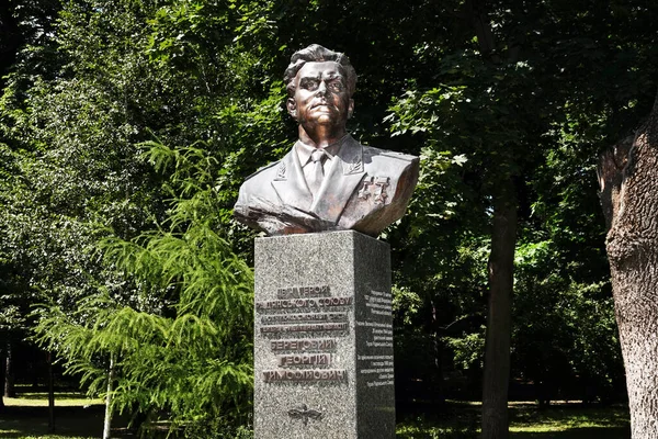 キエフ ウクライナ2020年7月20日 ゲオルギー ティモフェエヴィチ ベレゴイ将軍への記念碑キエフ市内の公園 におけるファシズムの勝利を記念して — ストック写真