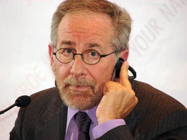 Steven Spielberg, filmin gösterimine adanmış bir basın konferansında arka planda Ukraynalı yönetmen isminizi söyleyin.