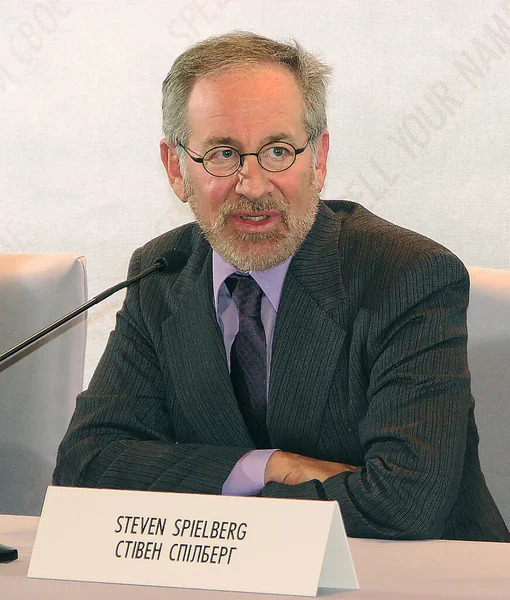 斯皮尔伯格 Steven Spielberg 在专门为电影放映而举行的新闻发布会上 告诉我你的名字 背景是乌克兰导演 告诉我你的名字 — 图库照片