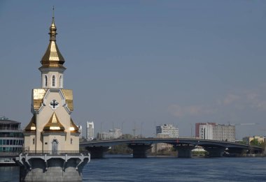 Kyiv, Ukrayna 22 Nisan 2023: Dinyeper Nehri 'nin Kyiv şehrindeki sularında harikalar yaratan Aziz Niklas Tapınağı