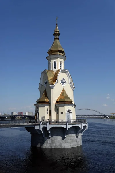Kiev Ucrânia Abril 2023 Templo São Nicolau Wonderworker Nas Águas — Fotografia de Stock
