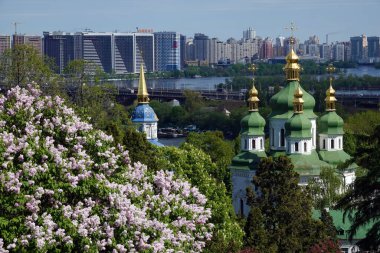 Kyiv, Ukrayna 5 Mayıs 2023: Kutsal Doruk Kiev-Pechersk Lavra Leylak çiçeklenirken