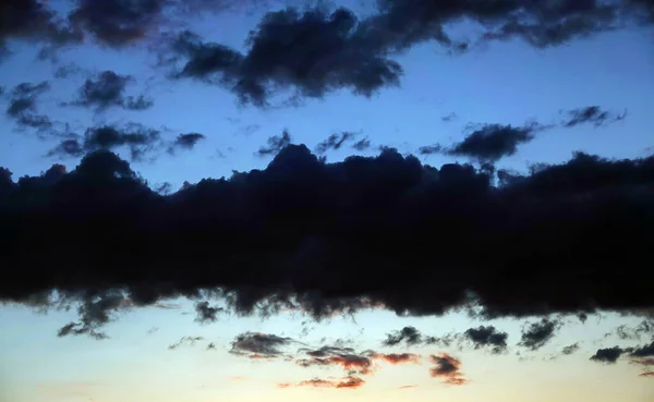 Gyönyörű Sötét Fekete Felhőkkel Nap Ragyogásával — Stock Fotó