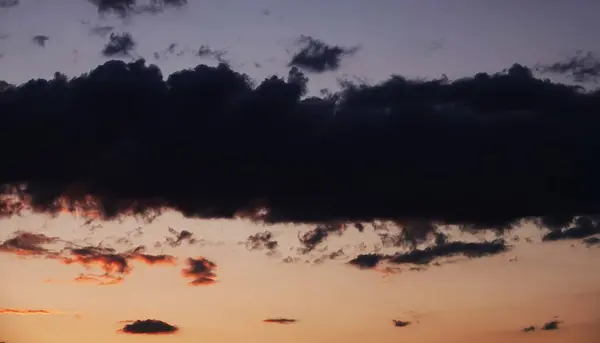 Güzel Kasvetli Kara Bulutlar Güneşin Parlaklığıyla Gökyüzü — Stok fotoğraf