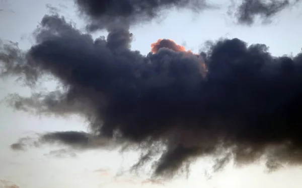 Lucht Met Prachtige Sombere Zwarte Wolken Een Schittering Van Zon — Stockfoto