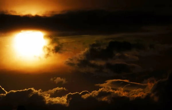 Güzel Kasvetli Kara Bulutlar Güneşin Parlaklığıyla Gökyüzü — Stok fotoğraf