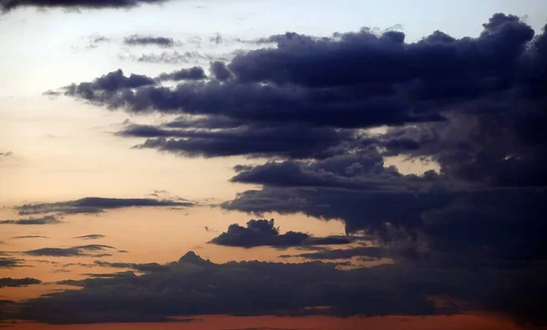 Gyönyörű Sötét Fekete Felhőkkel Nap Ragyogásával — Stock Fotó