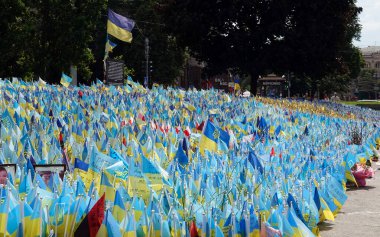 Kyiv, Ukrayna 17 Haziran 2023: Ukrayna bayrakları Rusya ile savaş sırasında Kyiv 'in merkezinde Ukrayna Askeri Kuvvetlerine destek vermektedir