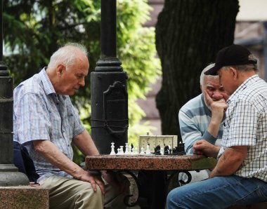 Kyiv, Ukrayna 17 Haziran 2023: Kiev parkındaki erkekler Shevchenko parkında satranç oynuyor