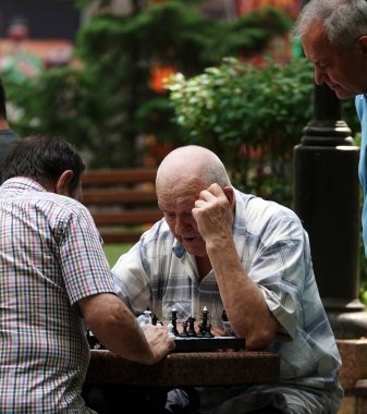 Kyiv, Ukrayna 17 Haziran 2023: Kiev parkındaki erkekler Shevchenko parkında satranç oynuyor