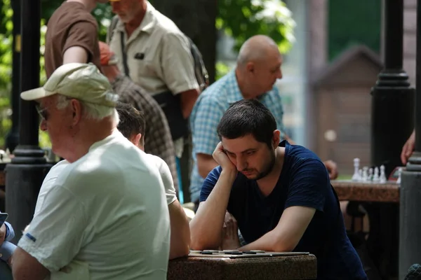 Kyjev Ukrajina Června 2023 Muži Kyjevském Parku Hrají Šachy Parku — Stock fotografie