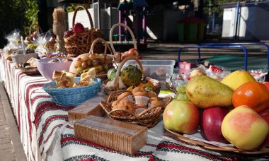 Panayır, Slav bayramında sebze ve meyve ticareti yapılıyor.