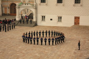 Moskova, Rusya 17 Nisan 2010: Cumhurbaşkanlığı Alayı 'nın askeri personeli Kremlin' de yaya ve at muhafızlarının törensel gösterisini sergiliyor