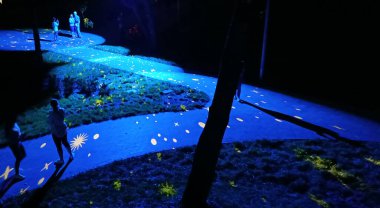 Kyiv, Ukrayna 14 Temmuz 2023: Ukrayna 'nın başkenti Kyiv' deki River Mall alışveriş merkezi yakınlarındaki dolgu