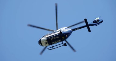 Kyiv, Ukrayna 10 Nisan 2024: Polis helikopteri H145 (4X-BMP) Kiev üzerinde devriye geziyor
