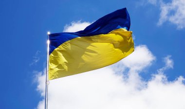 Ukrayna bayrağı güçlü bir rüzgarda dalgalanıyor.