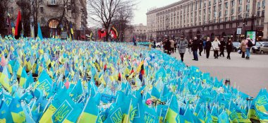 Kyiv, Ukrayna 15 Mart 2024: Kyi 'nin merkezinde Ukrayna Askeri Kuvvetlerine destek veren Ukrayna bayrakları