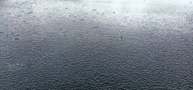 Arkaplan - Asfalta düşen yağmur damlaları