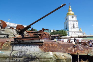 Kyiv, Ukrayna 6 Haziran 2024: Ukraynalı askerler tarafından savaş meydanında imha edilen ve Kyiv 'de halka sergilenen Rus askeri teçhizatı üzerindeki graffiti