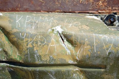 Kyiv, Ukrayna 6 Haziran 2024: Ukraynalı askerler tarafından savaş meydanında imha edilen ve Kyiv 'de halka sergilenen Rus askeri teçhizatı üzerindeki graffiti