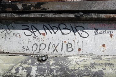 Kyiv, Ukrayna 6 Haziran 2024: Ukraynalı askerler tarafından savaş meydanında imha edilen ve Kyiv 'de halka sergilenen Rus askeri teçhizatı üzerindeki graffiti