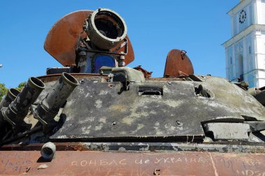 Kyiv, Ukrayna 6 Haziran 2024: Ukraynalı askerler tarafından savaş meydanında imha edilen ve Kyiv 'de halka sergilenen Rus askeri teçhizatı üzerindeki graffiti