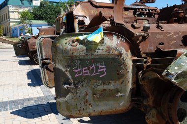 Kyiv, Ukrayna 6 Haziran 2024: Ukraynalı askerler tarafından savaş meydanında imha edilen ve Kyiv 'de halka sergilenen Rus askeri teçhizatı üzerindeki graffiti