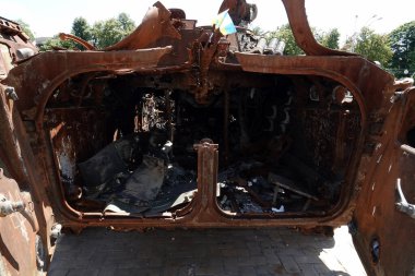 Kyiv, Ukrayna 6 Haziran 2024: Ukraynalı askerler tarafından savaş meydanında imha edilen ve Kyiv 'de halka sergilenen Rus askeri teçhizatı üzerindeki graffiti