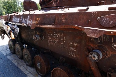 Kyiv, Ukrayna 6 Haziran 2024: Ukraynalı askerler tarafından savaş meydanında imha edilen ve Kyiv 'de halka sergilenen Rus askeri teçhizatı üzerindeki graffiti