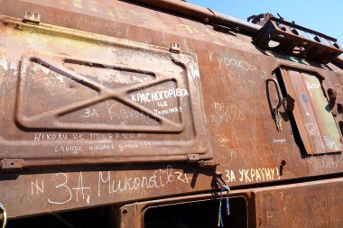 Kyiv, Ukrayna 6 Haziran 2024: Ukraynalı askerler tarafından savaş meydanında imha edilen ve Kyiv 'de halka sergilenen Rus askeri teçhizatı üzerindeki graffiti