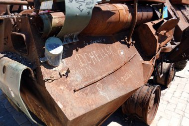 Kyiv, Ukrayna 6 Haziran 2024: Ukraynalı askerler tarafından savaş meydanında imha edilen ve Kyiv 'de halka sergilenen Rus askeri teçhizatı üzerindeki graffiti