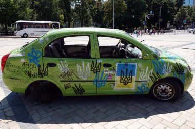 Kyiv, Ukrayna 6 Haziran 2024: Ukraynalı askerler tarafından savaş meydanında imha edilen ve Kyiv 'de halka sergilenen Rus askeri teçhizatı üzerindeki graffiti