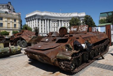 Kyiv, Ukrayna 6 Haziran 2024: Ukraynalı askerler tarafından savaş meydanında imha edilen ve Kyiv 'de halka sergilenen Rus askeri teçhizatı üzerindeki graffiti