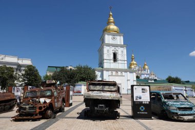 Kyiv, Ukrayna 6 Haziran 2024: Ukraynalı askerler tarafından savaş meydanında imha edilen ve Kyiv 'de halka sergilenen Rus askeri teçhizatı üzerindeki graffiti