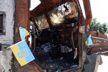 Kyiv, Ukrayna 6 Haziran 2024: Ukraynalı askerler tarafından savaş meydanında imha edilen ve Kyiv 'de halka sergilenen Rus askeri teçhizatı üzerindeki graffiti