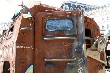 Kyiv, Ukrayna 6 Haziran 2024: Ukraynalı askerler tarafından savaş meydanında imha edilen ve Kyiv 'de halka sergilenen Rus askeri teçhizatı üzerindeki graffiti