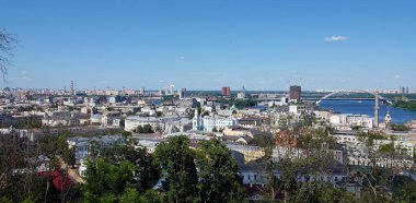 Kyiv, Ukrayna 6 Temmuz 2024: Kyiv 'in Podil ilçesi yukarıdan görülüyor