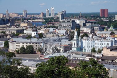 Kyiv, Ukrayna 6 Temmuz 2024: Kyiv 'in Podil ilçesi yukarıdan görülüyor