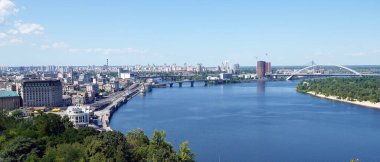 Kyiv, Ukrayna 6 Temmuz 2024: Kyiv 'in Podil ilçesi yukarıdan görülüyor