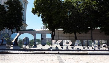 Kyiv, Ukrayna 6 Temmuz 2024: Kyiv Youkrayna 'nın merkezinde büyük aynalı mektuplar