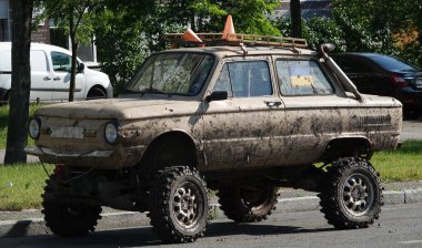 Kyiv, Ukrayna 3 Haziran 2024: SSCB döneminden kalma nadir bir Ukrayna arabası ZAZ 968, yükseltilmiş bir SUV şaseli.