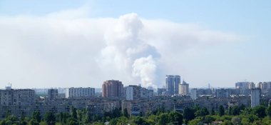 Kyiv, Ukrayna 25 Mayıs 2024: Şehir binalarının zeminine ateş ve duman